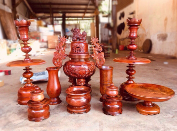 Tham khảo 3 cặp đèn thờ bằng gỗ hương và gỗ xà cừ